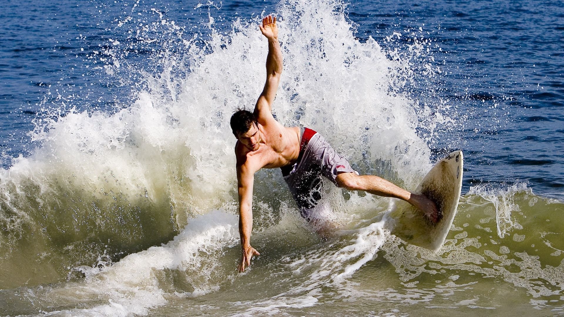 全球车迷狂欢：不同国家的赛场习俗，国外赛车场地